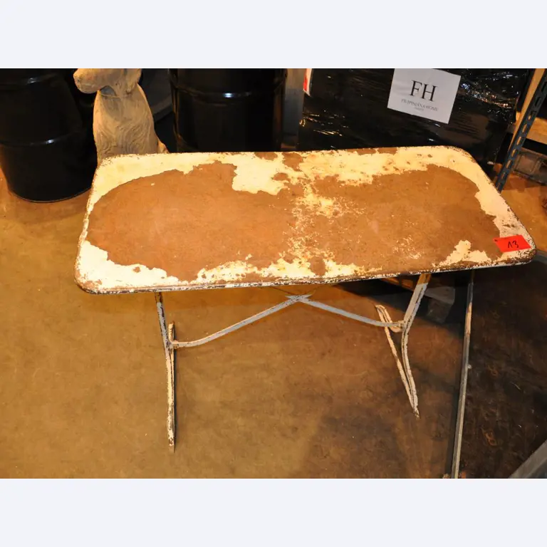 Dobře udržované vybavení obchodu a exkluzivní dekorativní předměty z květinového butiku-3