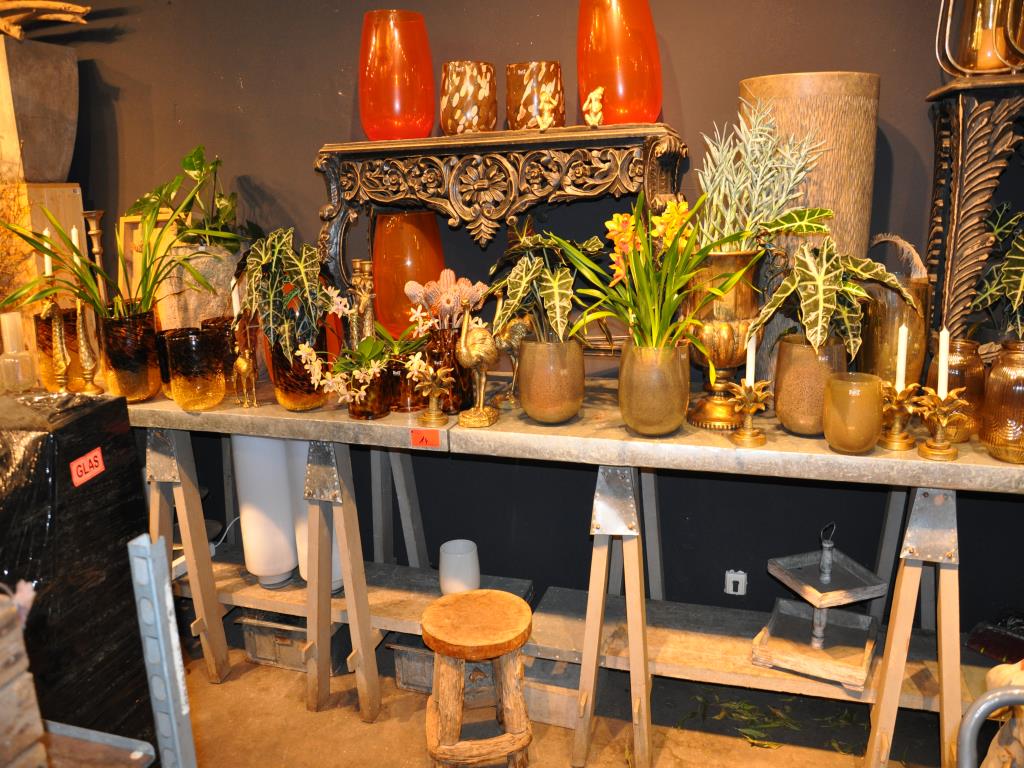 Dobře udržované vybavení obchodu a exkluzivní dekorativní předměty z květinového butiku-1