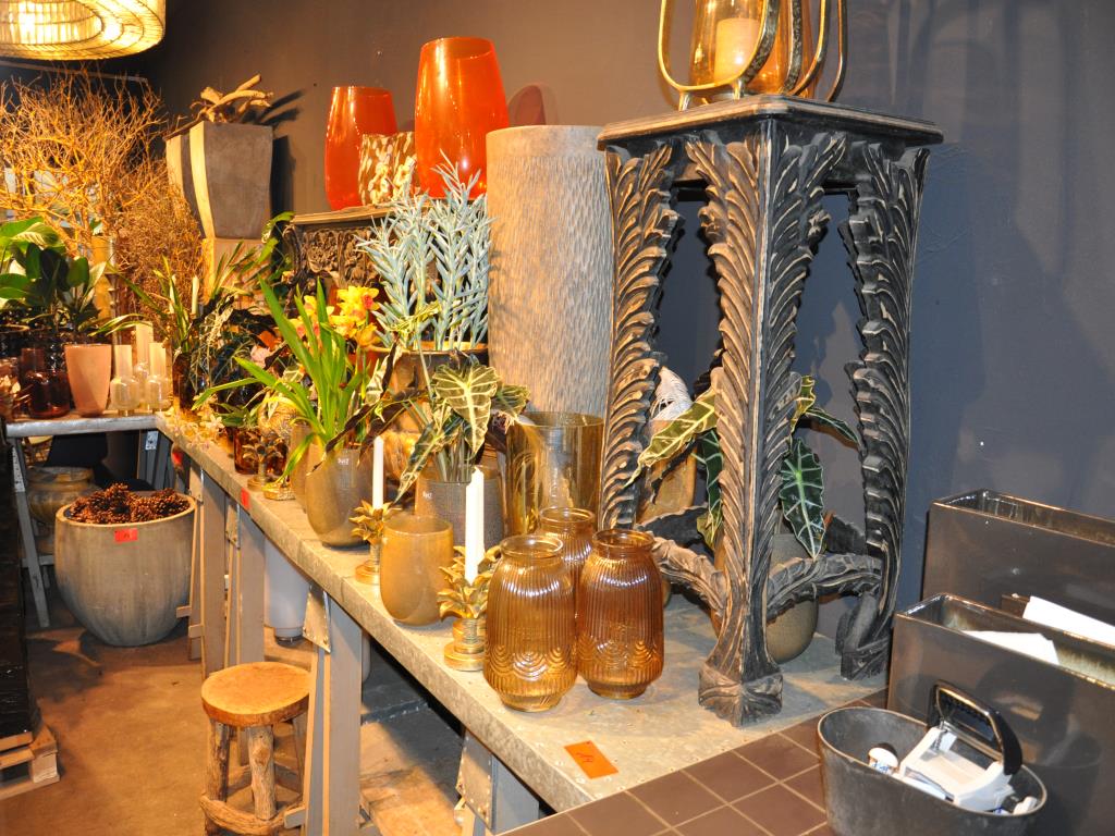 Dobře udržované vybavení obchodu a exkluzivní dekorativní předměty z květinového butiku-2