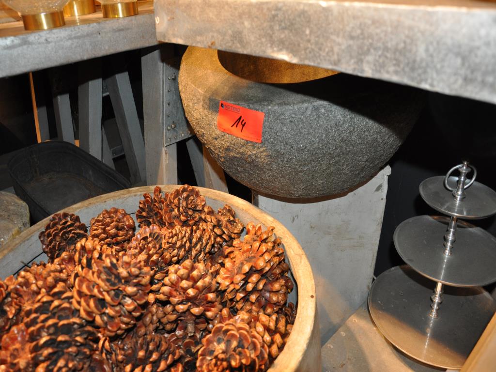 Dobře udržované vybavení obchodu a exkluzivní dekorativní předměty z květinového butiku-4