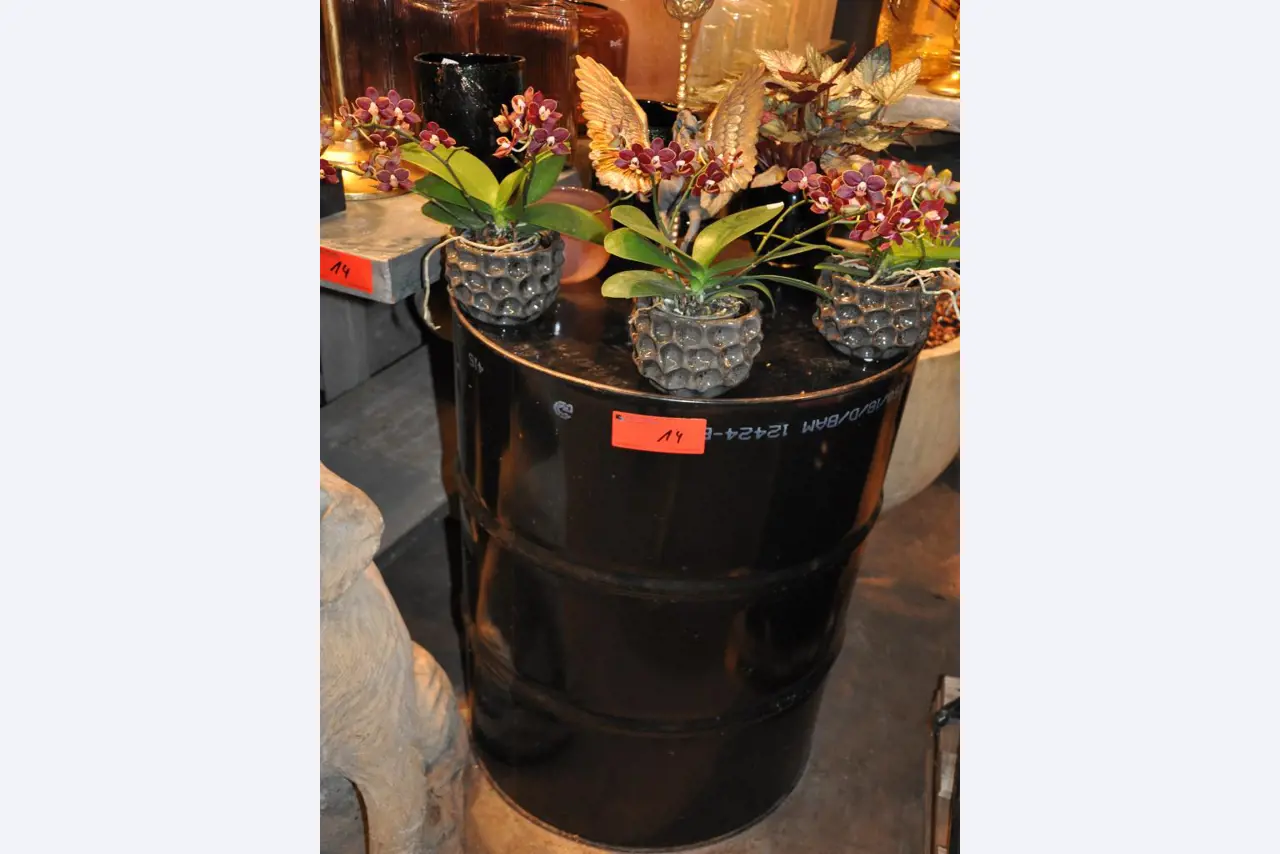 Well-maintained shop furnishings and exclusive decorative articles of a florist shop-5