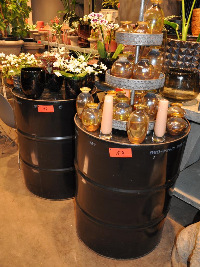 Dobře udržované vybavení obchodu a exkluzivní dekorativní předměty z květinového butiku-6