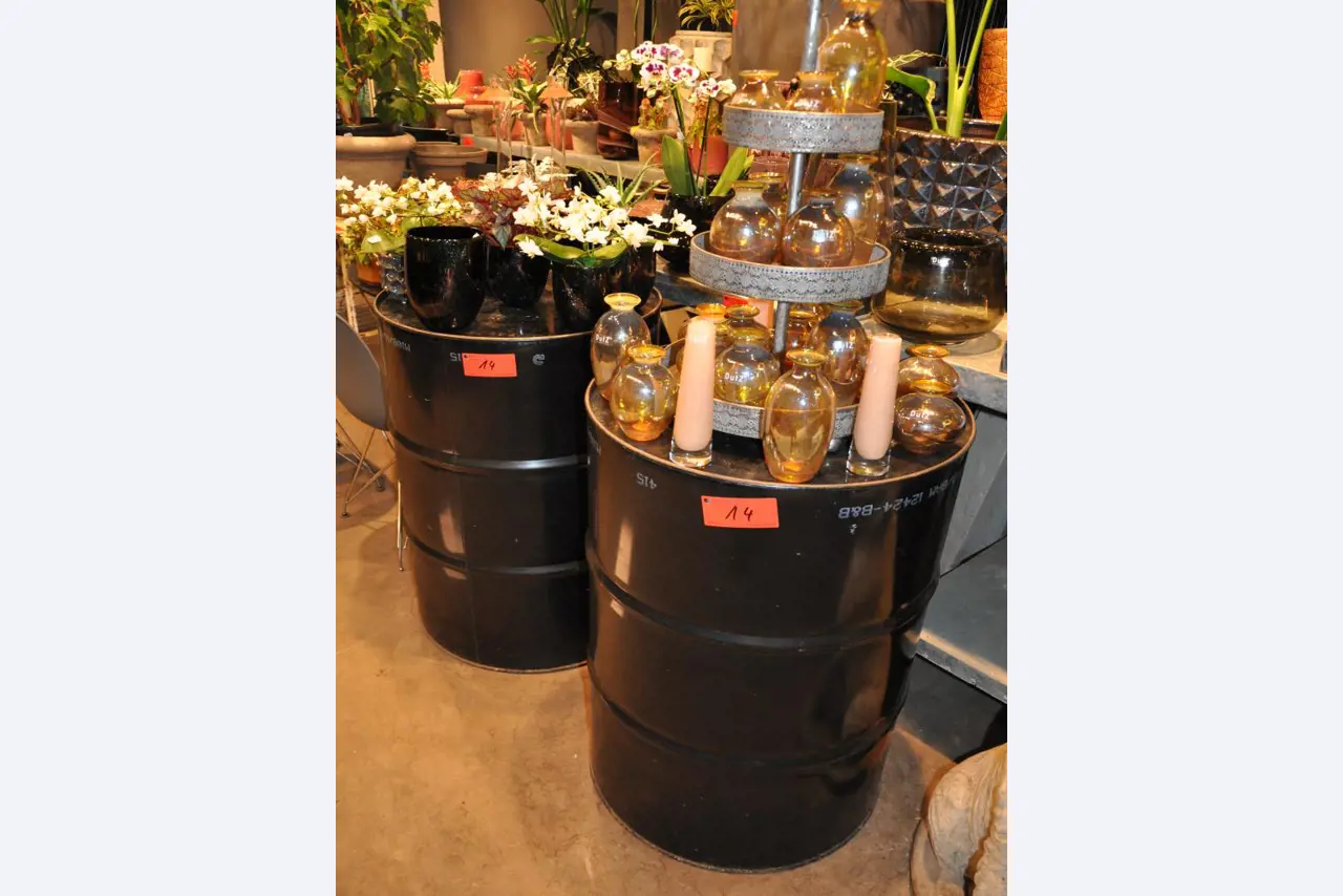 Well-maintained shop furnishings and exclusive decorative articles of a florist shop-6