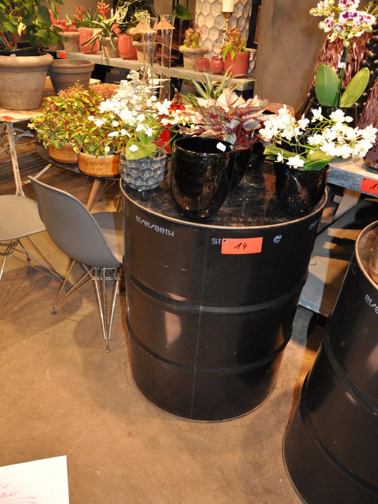 Dobře udržované vybavení obchodu a exkluzivní dekorativní předměty z květinového butiku-7