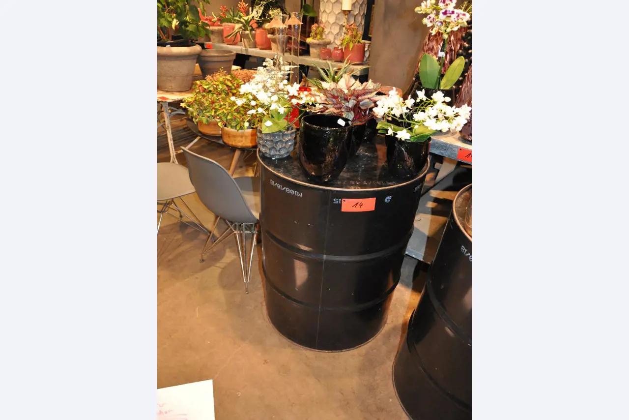 Well-maintained shop furnishings and exclusive decorative articles of a florist shop-7