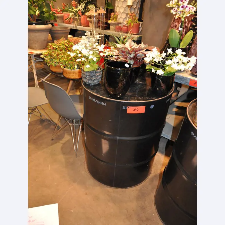Well-maintained shop furnishings and exclusive decorative articles of a florist shop-7