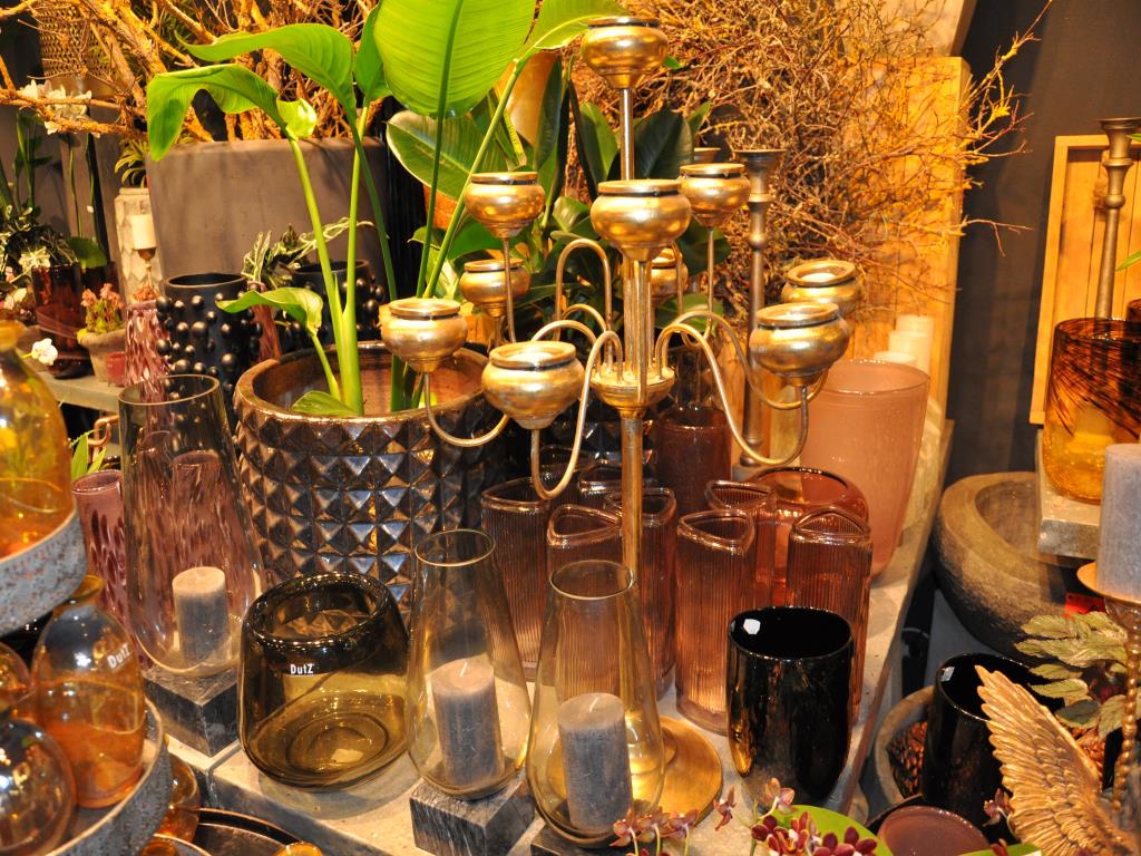 Dobře udržované vybavení obchodu a exkluzivní dekorativní předměty z květinového butiku-8