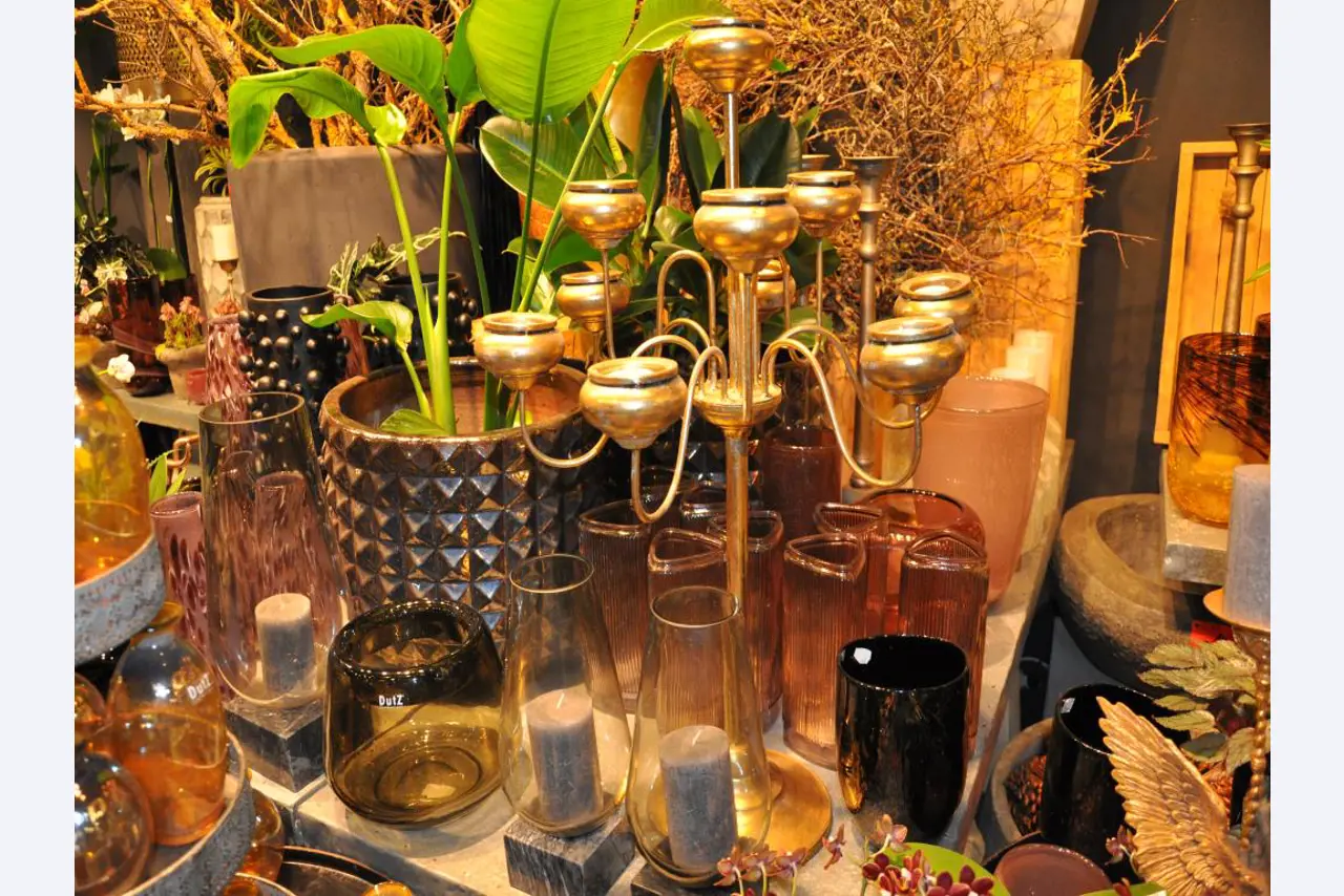 Well-maintained shop furnishings and exclusive decorative articles of a florist shop-8