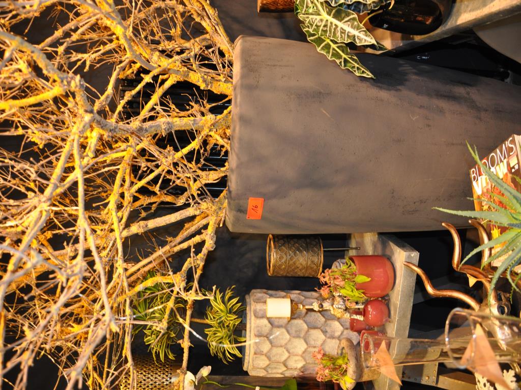 Dobře udržované vybavení obchodu a exkluzivní dekorativní předměty z květinového butiku-3