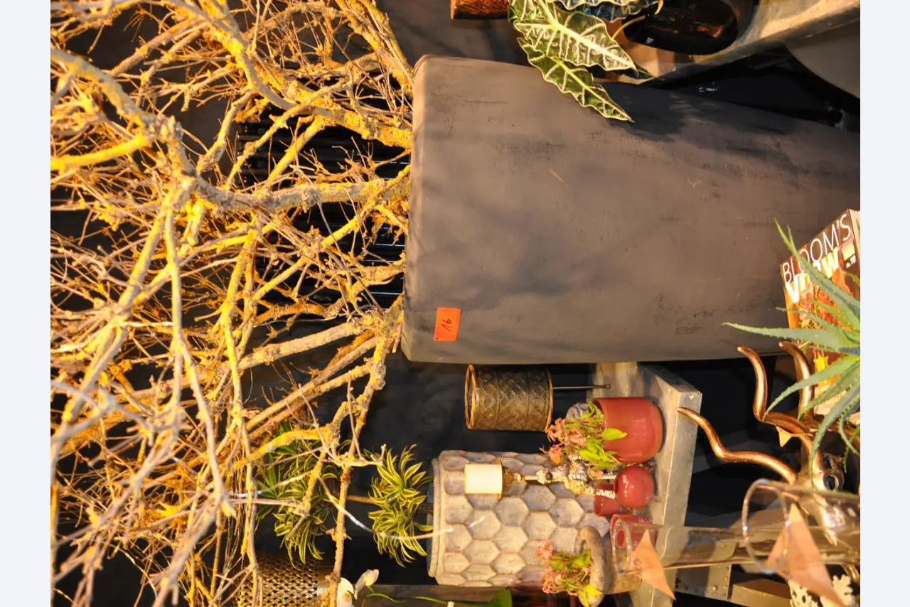 Aménagement soigné du magasin et articles de décoration exclusifs d'une boutique de fleurs-3