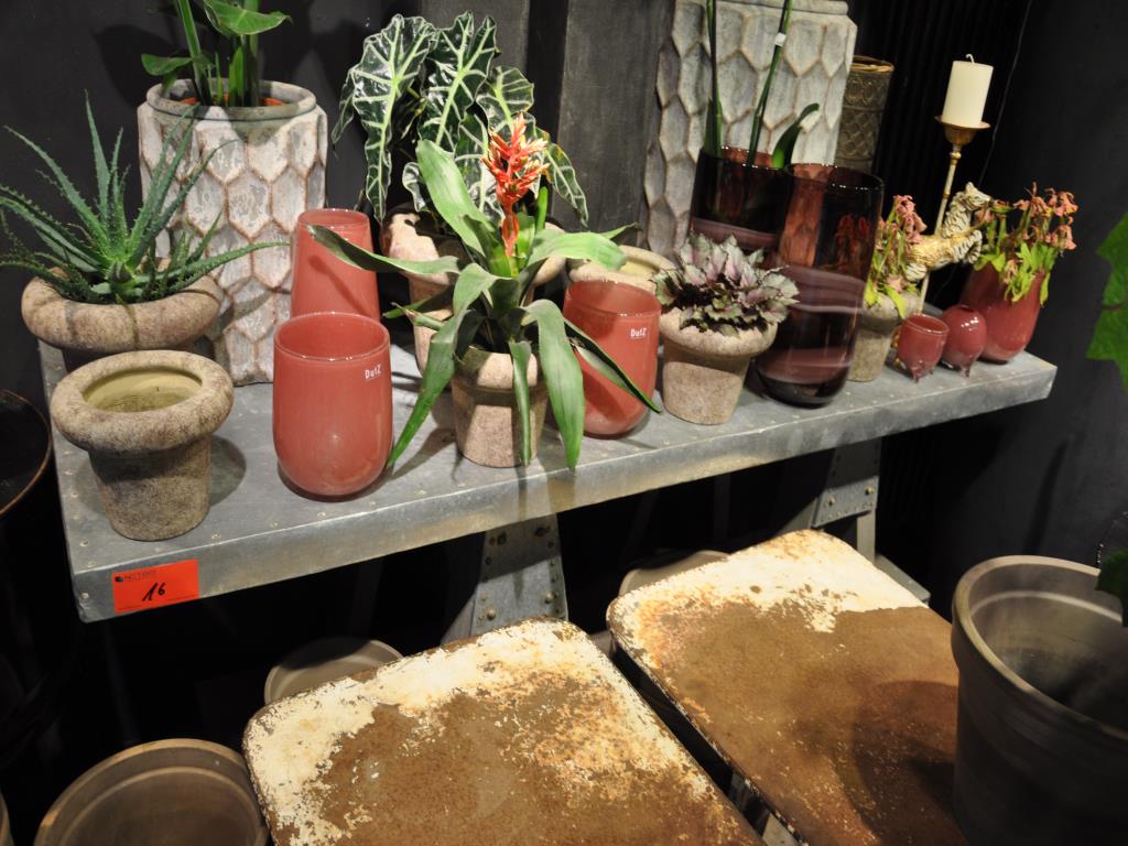 Dobře udržované vybavení obchodu a exkluzivní dekorativní předměty z květinového butiku-4