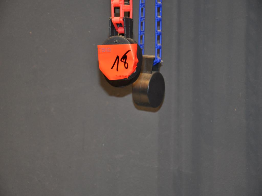 Dobře udržované vybavení obchodu a exkluzivní dekorativní předměty z květinového butiku-1