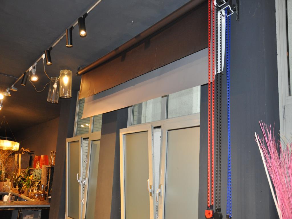 Dobře udržované vybavení obchodu a exkluzivní dekorativní předměty z květinového butiku-2