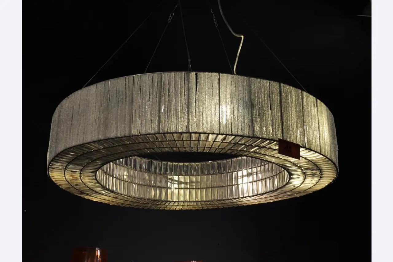 Dobře udržované vybavení obchodu a exkluzivní dekorativní předměty z květinového butiku-1