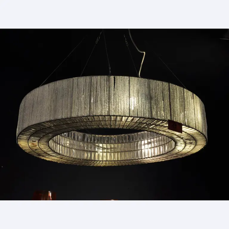 Dobře udržované vybavení obchodu a exkluzivní dekorativní předměty z květinového butiku-1