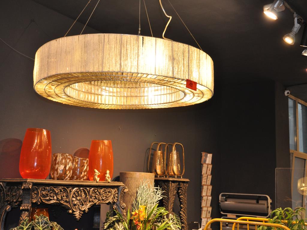 Dobře udržované vybavení obchodu a exkluzivní dekorativní předměty z květinového butiku-2