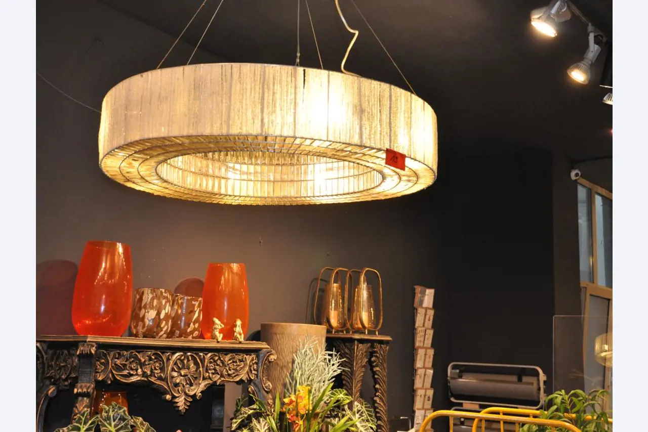 Dobře udržované vybavení obchodu a exkluzivní dekorativní předměty z květinového butiku-2