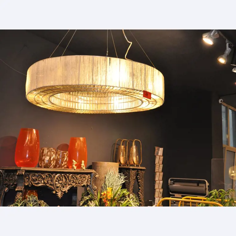 Dobře udržované vybavení obchodu a exkluzivní dekorativní předměty z květinového butiku-2