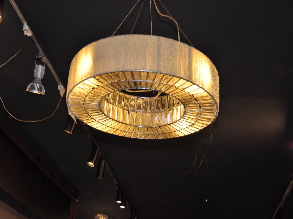 Dobře udržované vybavení obchodu a exkluzivní dekorativní předměty z květinového butiku-3