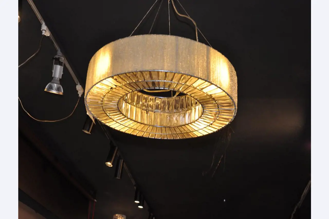 Dobře udržované vybavení obchodu a exkluzivní dekorativní předměty z květinového butiku-3