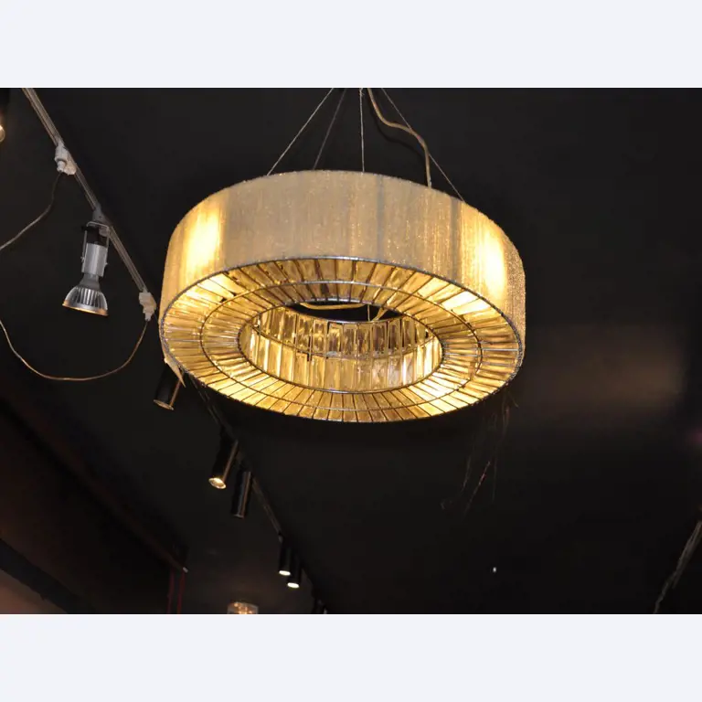 Dobře udržované vybavení obchodu a exkluzivní dekorativní předměty z květinového butiku-3