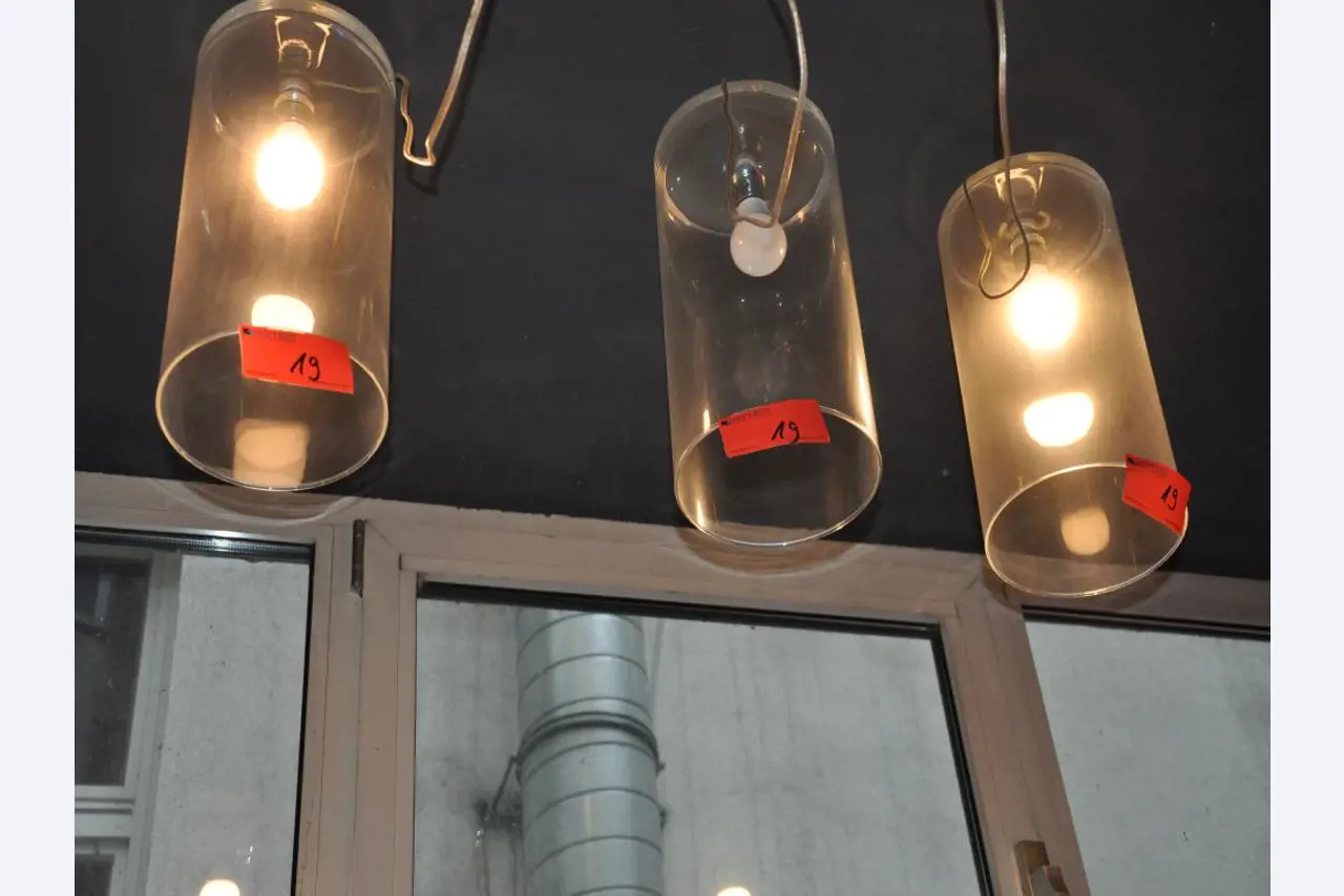 Dobře udržované vybavení obchodu a exkluzivní dekorativní předměty z květinového butiku-5