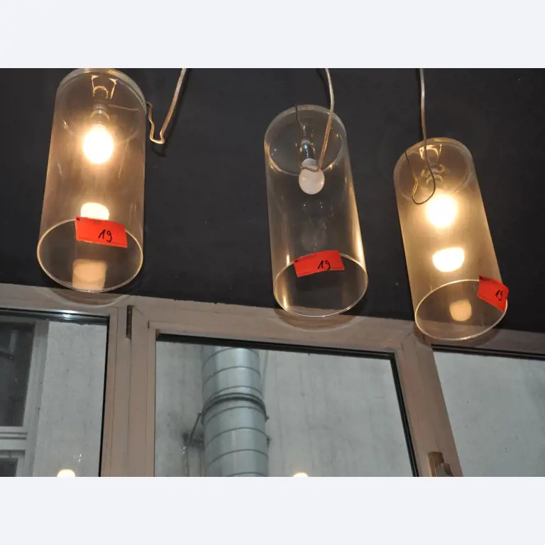 Dobře udržované vybavení obchodu a exkluzivní dekorativní předměty z květinového butiku-5