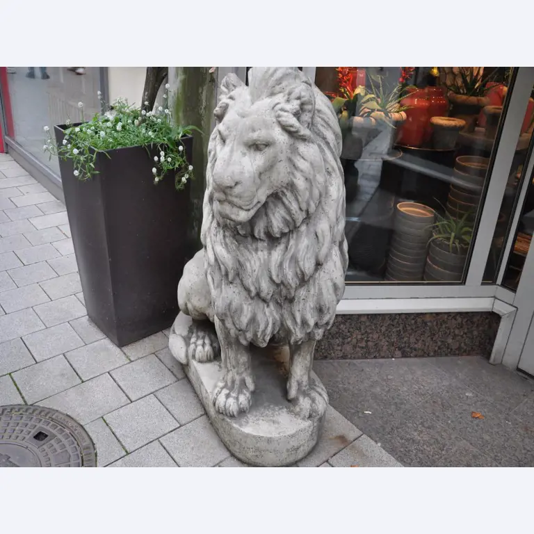 Dobře udržované vybavení obchodu a exkluzivní dekorativní předměty z květinového butiku-3