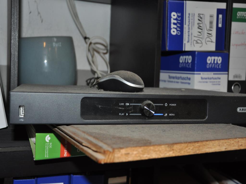 Gepflegte Ladeneinrichtung sowie exklusive Dekorationsartikel einer Blumenboutique-1