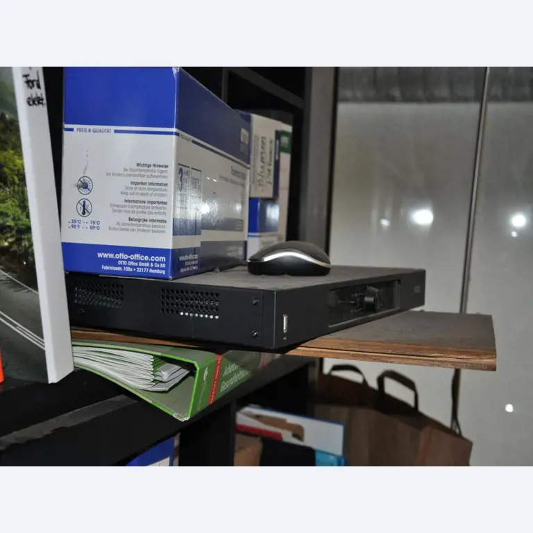 Gepflegte Ladeneinrichtung sowie exklusive Dekorationsartikel einer Blumenboutique-2