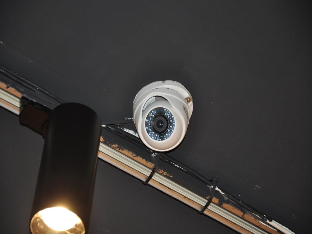 Gepflegte Ladeneinrichtung sowie exklusive Dekorationsartikel einer Blumenboutique-4