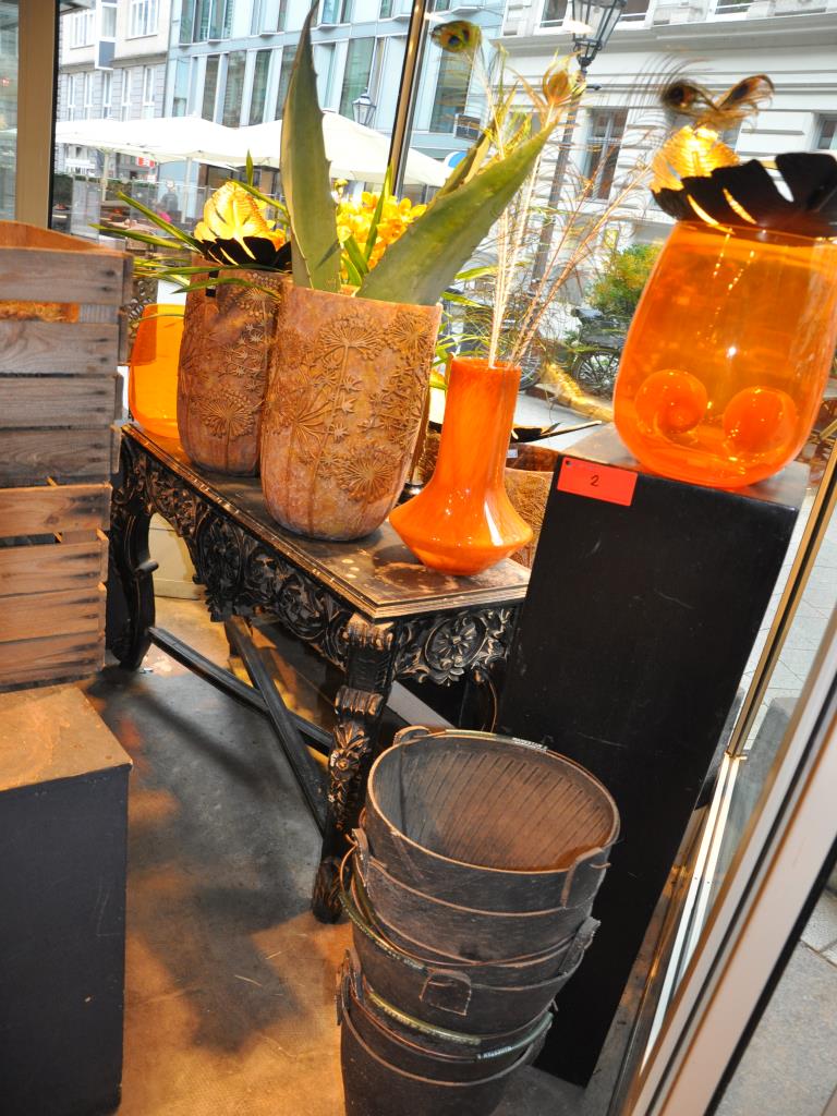 Dobře udržované vybavení obchodu a exkluzivní dekorativní předměty z květinového butiku-1