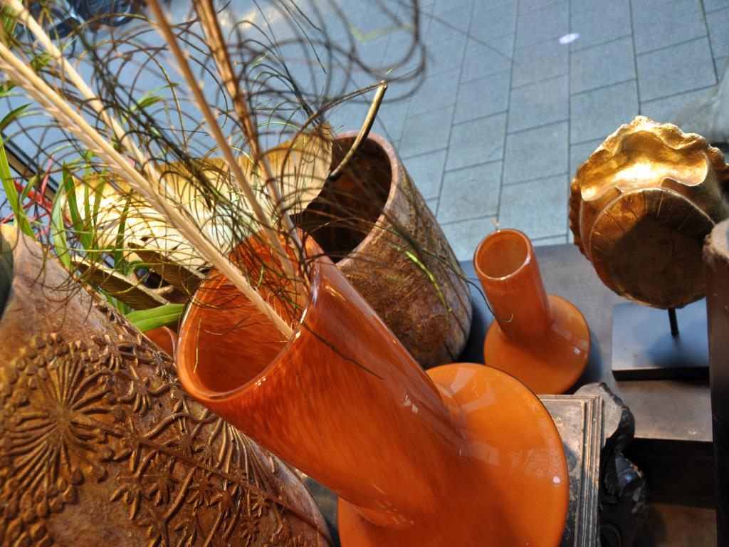 Dobře udržované vybavení obchodu a exkluzivní dekorativní předměty z květinového butiku-2