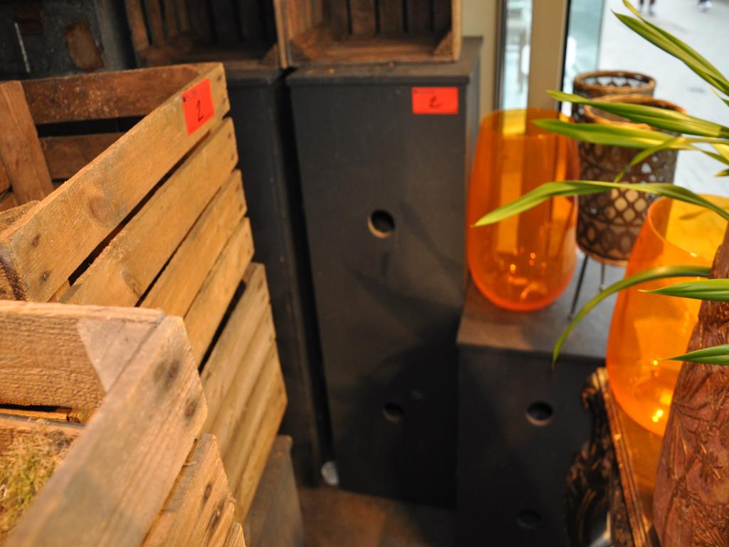 Dobře udržované vybavení obchodu a exkluzivní dekorativní předměty z květinového butiku-3