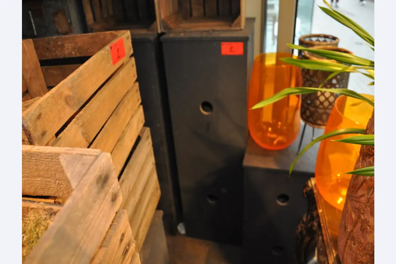 Well-maintained shop furnishings and exclusive decorative articles of a florist shop-3
