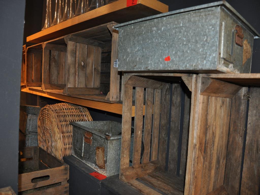 Dobře udržované vybavení obchodu a exkluzivní dekorativní předměty z květinového butiku-4