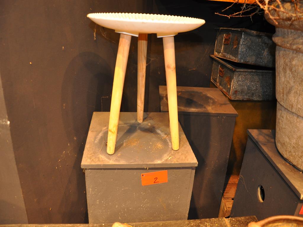 Dobře udržované vybavení obchodu a exkluzivní dekorativní předměty z květinového butiku-5