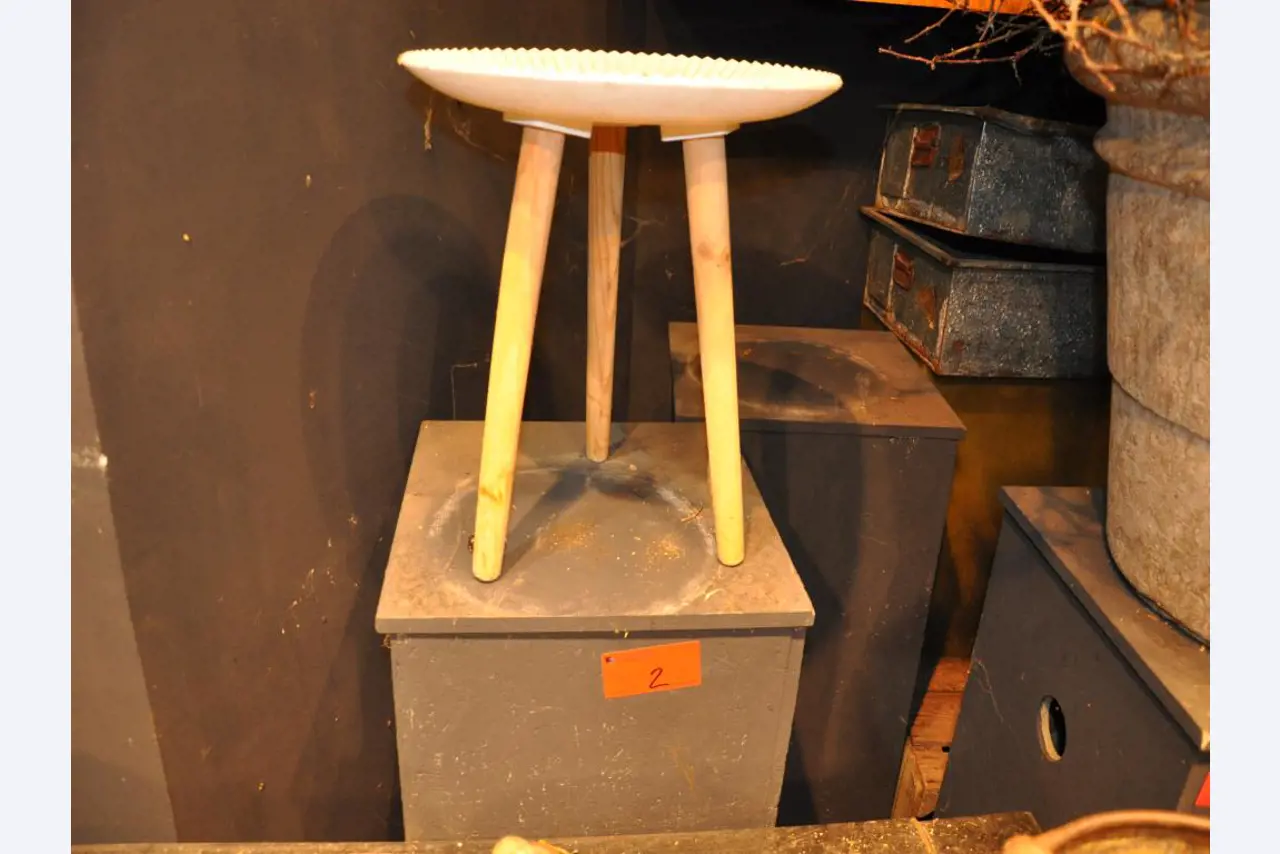 Well-maintained shop furnishings and exclusive decorative articles of a florist shop-5