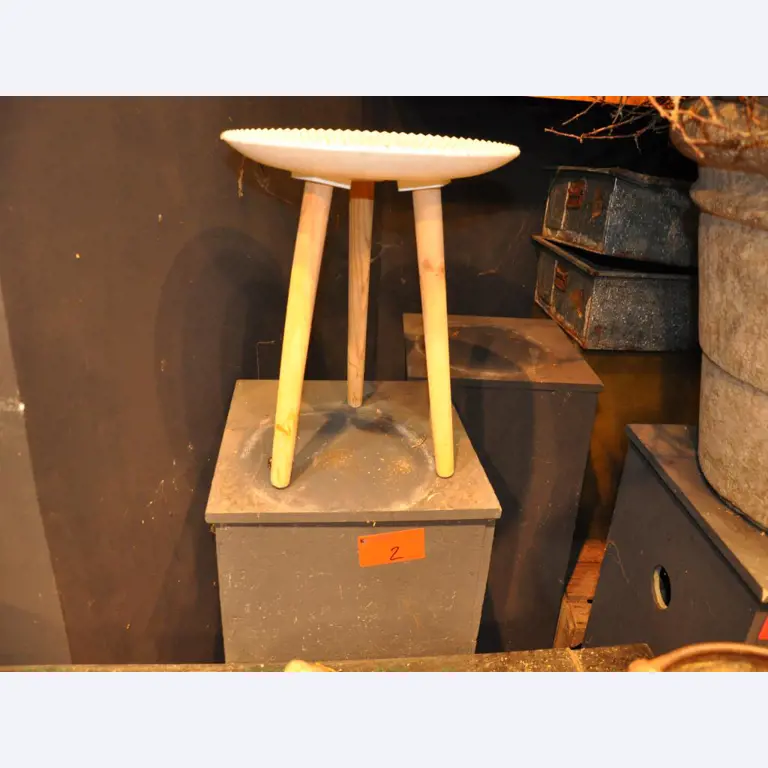 Well-maintained shop furnishings and exclusive decorative articles of a florist shop-5