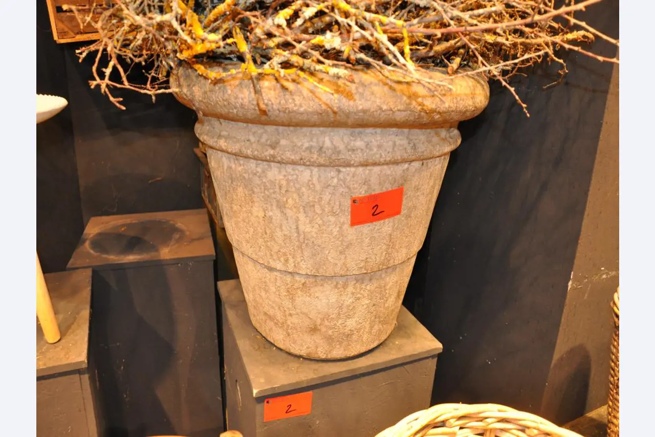 Well-maintained shop furnishings and exclusive decorative articles of a florist shop-6