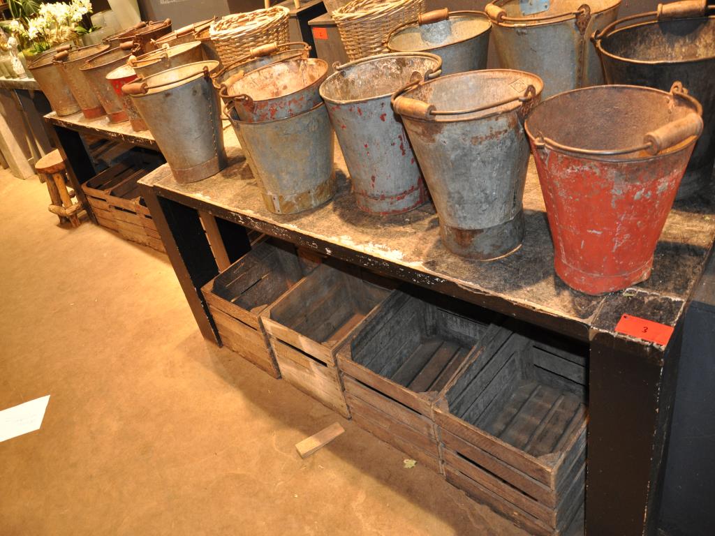 Dobře udržované vybavení obchodu a exkluzivní dekorativní předměty z květinového butiku-1