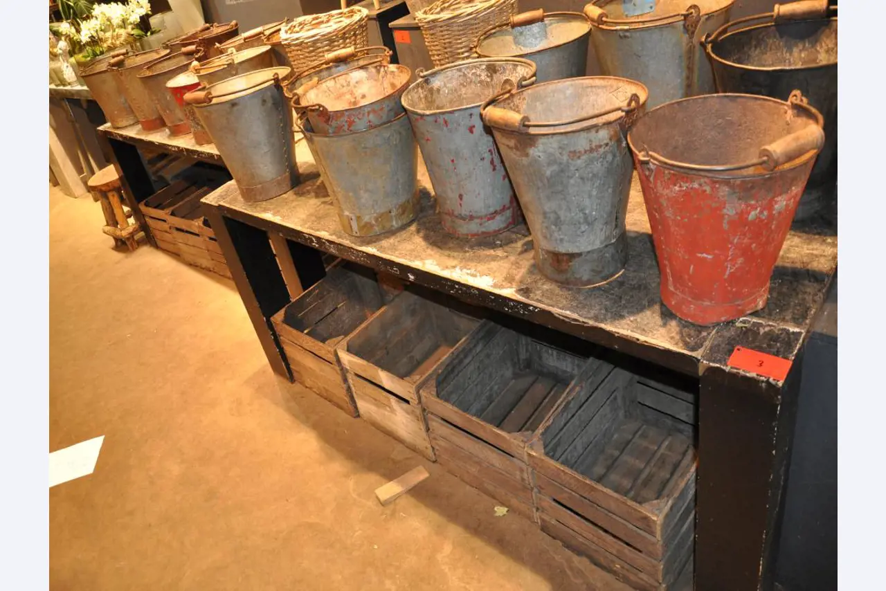 Dobře udržované vybavení obchodu a exkluzivní dekorativní předměty z květinového butiku-1