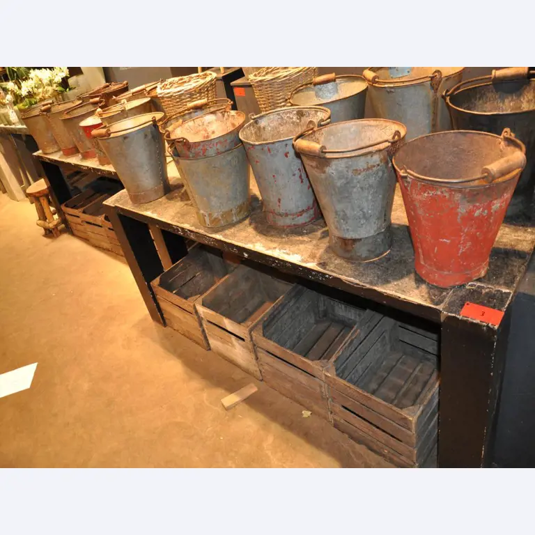 Dobře udržované vybavení obchodu a exkluzivní dekorativní předměty z květinového butiku-1