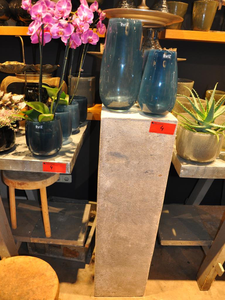 Dobře udržované vybavení obchodu a exkluzivní dekorativní předměty z květinového butiku-2