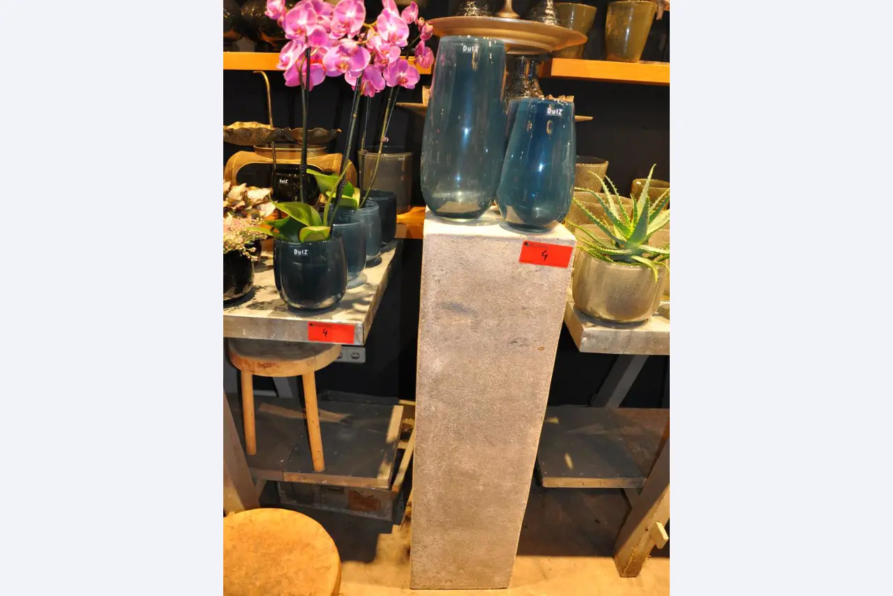 Dobře udržované vybavení obchodu a exkluzivní dekorativní předměty z květinového butiku-2