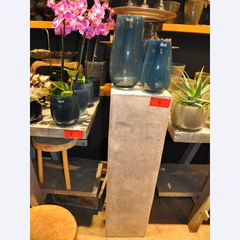 Dobře udržované vybavení obchodu a exkluzivní dekorativní předměty z květinového butiku-2