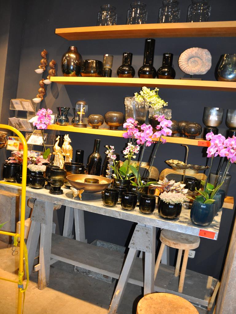 Dobře udržované vybavení obchodu a exkluzivní dekorativní předměty z květinového butiku-3