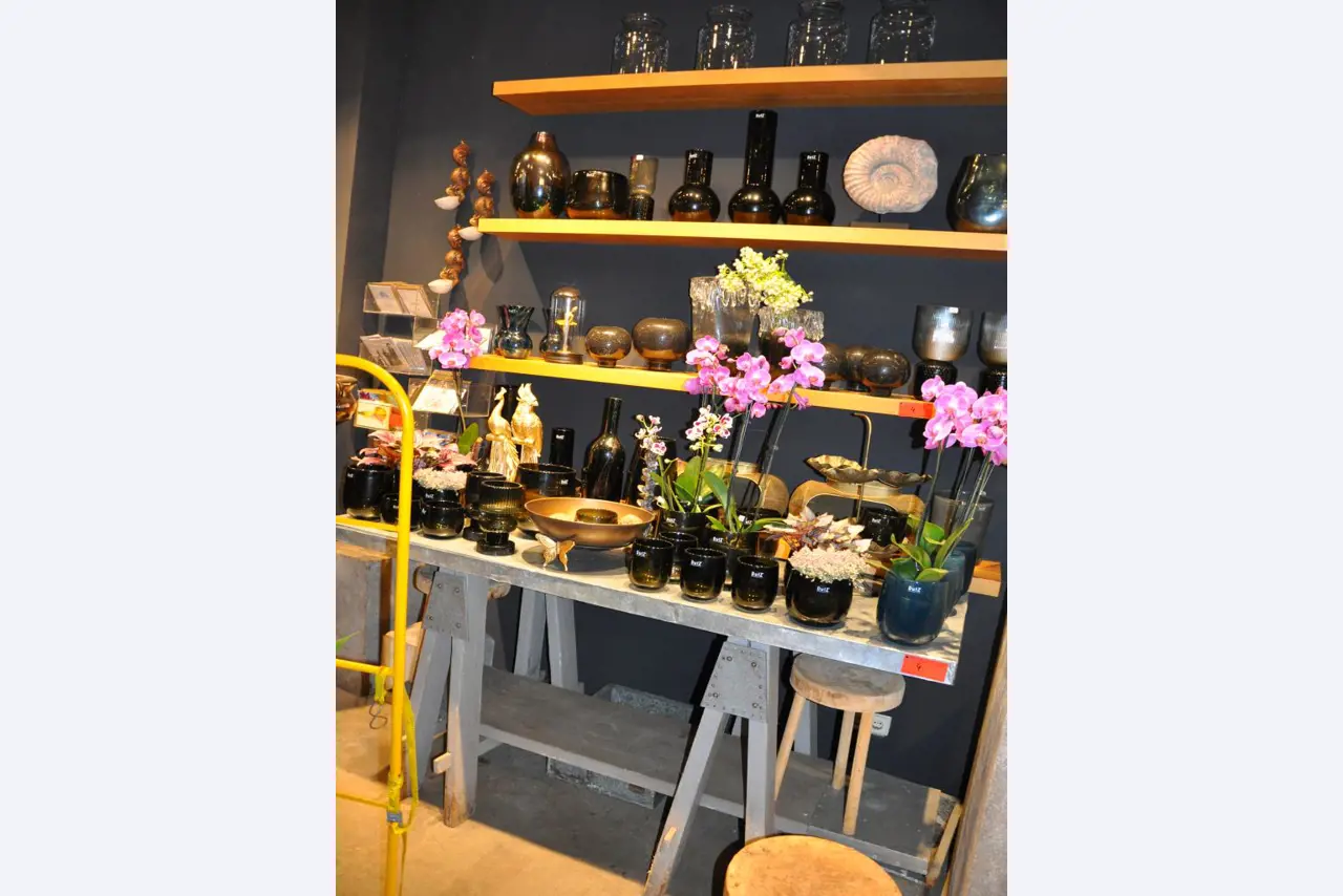 Dobře udržované vybavení obchodu a exkluzivní dekorativní předměty z květinového butiku-3