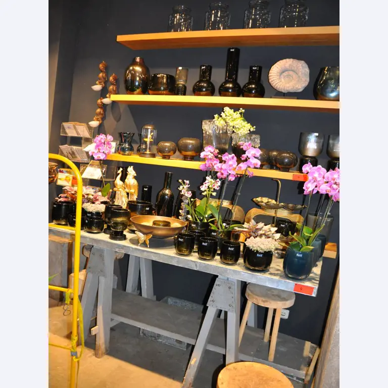 Dobře udržované vybavení obchodu a exkluzivní dekorativní předměty z květinového butiku-3