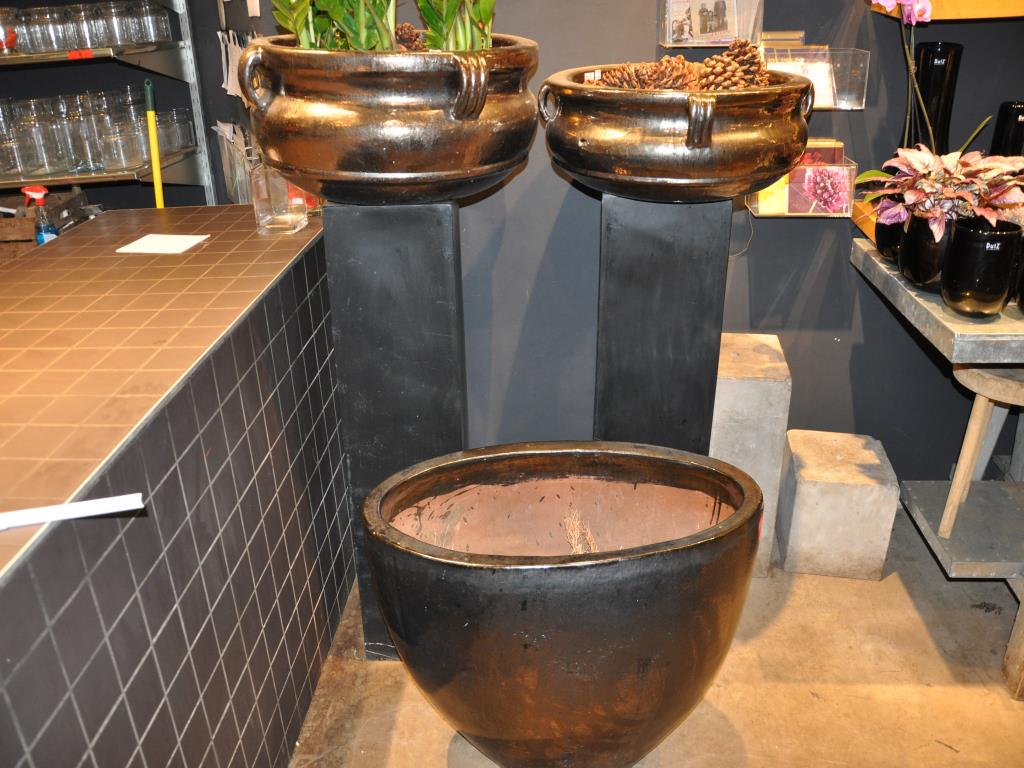 Dobře udržované vybavení obchodu a exkluzivní dekorativní předměty z květinového butiku-2